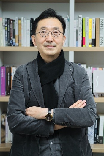 '여명과 혁명, 그리고 운명' 저자 정진호 작가. ⓒ 정진호 교수