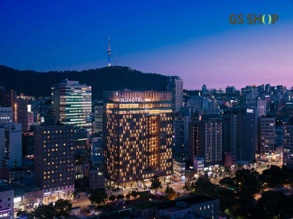 GS샵이 도심 속에서 호캉스를 보낼 수 있도록 오는 25일 오후 6시25분부터 7시30분까지 '노보텔 앰배서더 서울 동대문 호캉스 패키지'를 판매한다. ©GS샵