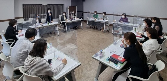 수성구 회의실에서 여성친화도시 발전을 위해 간담회를 진행하고 있다. ⓒ 대구시 수성구청