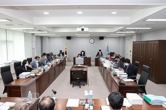 포항시의회 예산결산특별위원회가 2021년 제1회 추경예산안 심사에 돌입했다. ⓒ 포항시의회