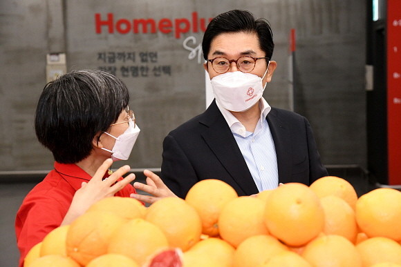 이제훈 홈플러스 신임 사장(오른쪽)이 취임 첫날인 지난 10일 오전 서울 양천구 홈플러스 스페셜 목동점으로 출근해 서울지역 유일한 여성 점장인 김현라 목동점장(왼쪽)과 대화를 나누며 현장 목소리를 청취하고 있다. © 홈플러스