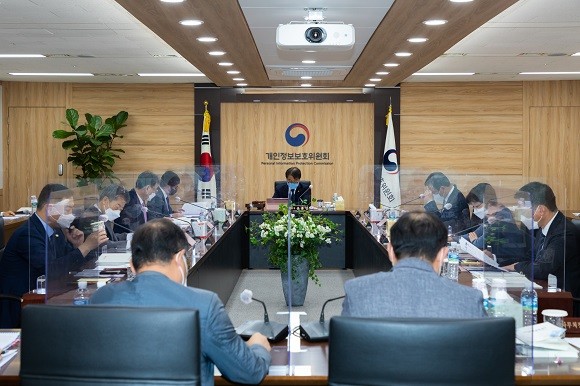 윤종인 개인정보보호위원회 위원장이 26일 오전 정부서울청사 4층 대회의실에서 개최된 제9회 전체회의를 진행하고 있다. ⓒ 개인정보보호위원회