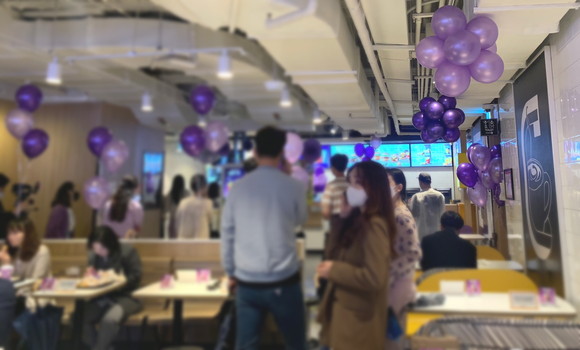 보라색 풍선으로 장식된 맥도날드 코엑스점. ⓒ 프라임경제