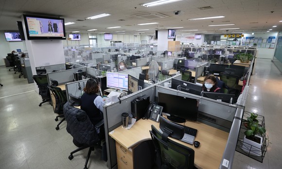 콜센터업계는 코로나19 여파로 채용난에도 인센티브를 늘리고 재택근무를 확대하면서 안간힘을 쓰고 있다. ⓒ 연합뉴스