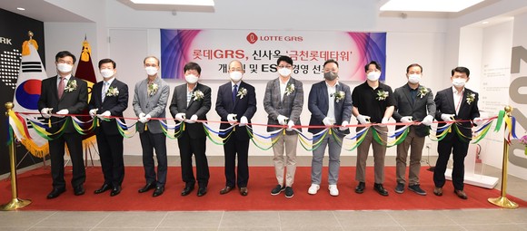 7일 롯데GRS 신사옥 개소식에 참석한 차우철 대표이사 및 내외빈이 개소식을 알리는 커팅식을 진행하고 있다. ⓒ 롯데GRS