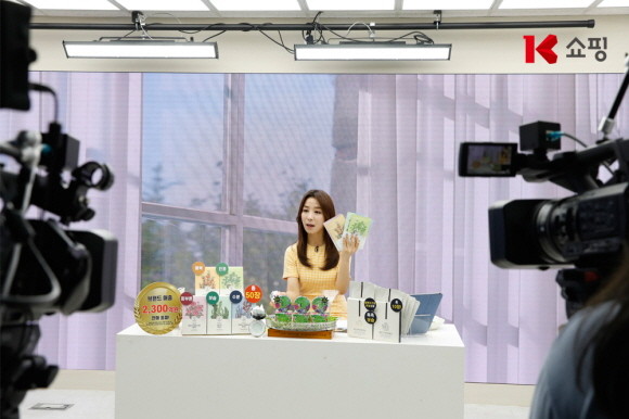 K쇼핑이 라이브커머스 최초로 모바일과 TV앱 동시 라이브 방송을 론칭하며 완전히 새로운 TV커머스 플랫폼을 선보인다. © K쇼핑