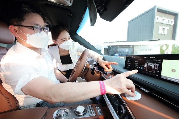 KT 전시관 방문객이 'IVI(In-Vehicle Infotainment) 플랫폼' 존에서 차량 내 엔터테인먼트와 내비게이션 정보시스템 솔루션을 체험하고 있다. ⓒ KT