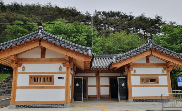 장곡사 입구 한옥 화장실. ⓒ 청양군
