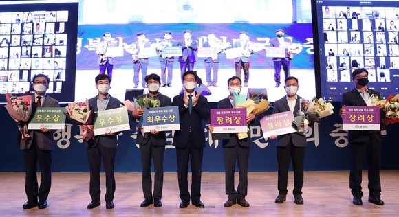 청양읍은 지난 9일 장난감 은행 충남 위기극복 우수사례로 선정 수상 후 기념촬영을 하고 있다. ⓒ 청양군
