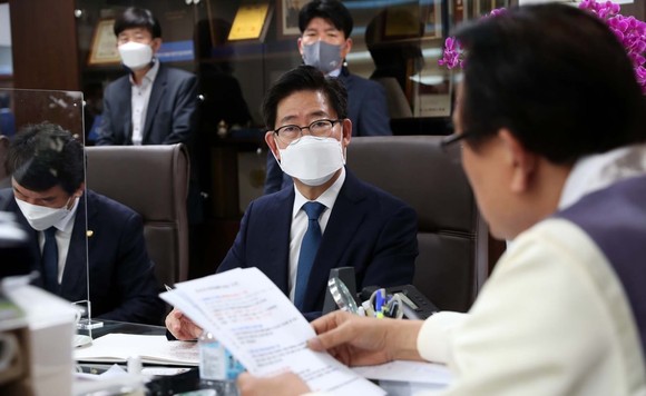 지난 14일 양승조 지사는 대한노인회중앙회를 방문해 어르신이 당연히 누려야할 권리와 의무를 지켜나가겠다고 약속했다. ⓒ 충남도