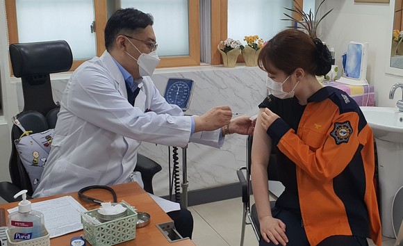 지난 4월 충남 소방공무원이 코로나19 백신 예방접종을 받는 모습. ⓒ 충남도