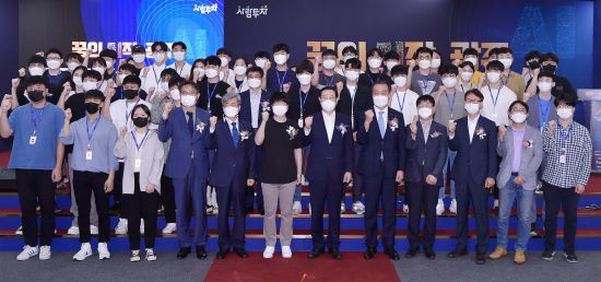 이용섭 광주광역시장이 15일 오후 광주과학기술진흥원에서 '인공지능사관학교 2기 교육생 입교식'에 참석해 문승현 광주인공지능사관학교 발전위원장, 최현택 인공지능산학연협회장, 이두희 멋쟁이사자처럼 대표, 2기 교육생 등과 기념촬영을 하고 있다. ⓒ 광주광역시