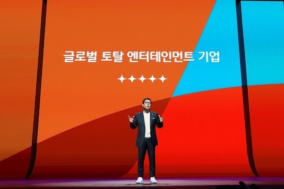 강호성 CJ ENM 대표가 지난달 31일 서울 마포구 상암동 CJ ENM 센터에서 열린 비전 스트림에서 글로벌 토탈 엔터테인먼트 기업으로 도약하겠다는 비전을 발표했다. 이날 강 대표는 콘텐츠 사용료 갈등과 관련해 "IPTV사는 인색하다"고 지적했다. ⓒ CJ ENM