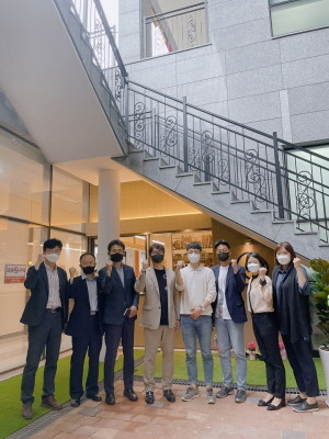 폴콘은 지난 7일 발달 장애인 9명과 운영하는 베이커리 카페인 '폴콘조이 영등포점'을 오픈했다. ⓒ 폴콘
