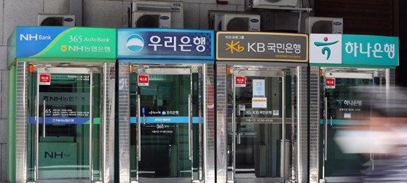 다음 달부터 총부채원리금상환비율(DSR) 규제가 시행되는 가운데 은행들이 대출 금리는 올리고 예금 금리는 내리고 있어 그 배경에 이목이 쏠린다. ⓒ 연합뉴스