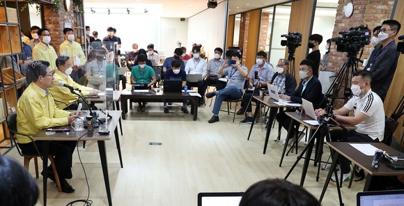 양승조 지사는 12일 도청 프레스센터에서 기자간담회를 하고 있다. ⓒ 충남도