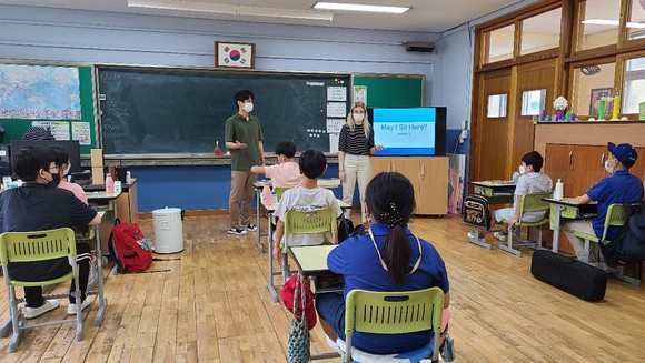 부여 송간초에서 TaLK 장학생 빅토리아와 성진혁 교사가 협력 수업을 하고 있다. ⓒ 충남교육청