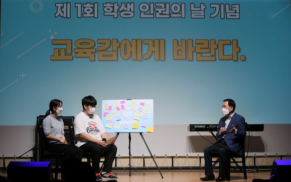 지난 10일 학생인권의회 학생들이 김지철 교육감과 함께 학생인권 관련 정책에 대한 대화를 하고 있다. ⓒ 충남교육청
