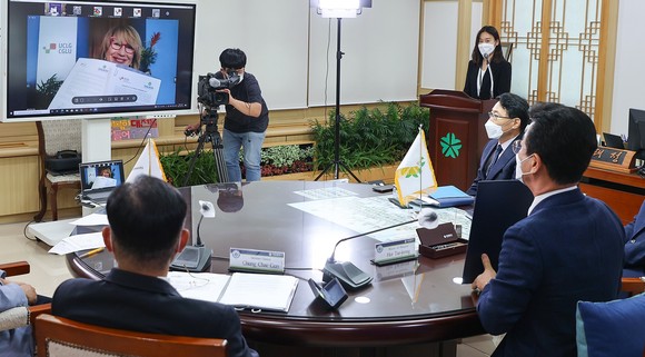 대전시·세계지방정부연합 세계 사무국과 2022년 총회 개최 온라인 업무협약 체결모습. ⓒ 대전시