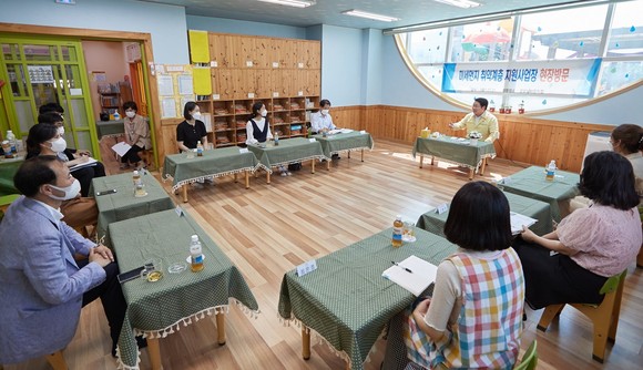 오세현 아산시장이 지난 21일 관내 어린이집인 굿모닝, 시립배방푸르지오를 미세먼지 알리미 지원 어린이집 현장을 방문해 취약계층 지원 사업에 대한 의견을 나눴다. ⓒ 아산시