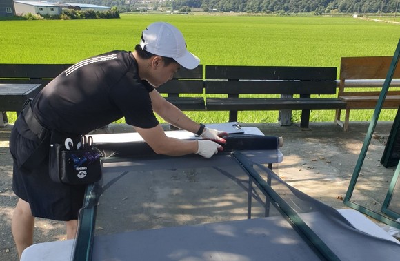 방충망교체 재능기부 모습. ⓒ 세종시