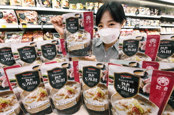 홈플러스가 '한촌설렁탕' 브랜드를 운영하고 있는 이연에프앤씨와 손잡고 '홈플러스 시그니처 한촌 도가니탕'을 선보인다. © 홈플러스