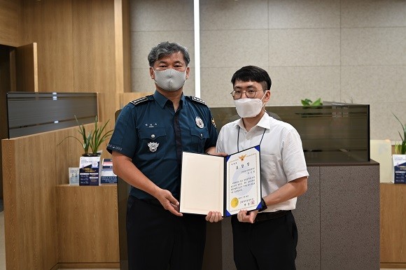 포항북부경찰서(서장 박봉수)는 28일 포항시 북구 포스코대로 299 신한은행 포항남금융센터에서 계좌에 지속적으로 현금을 이체 하던 보이스피싱 조직 현금 수거책 검거에 기여한 은행 직원에 대한 표창을 수여 후 기념촬영을 하고있다. ⓒ 북부경찰서