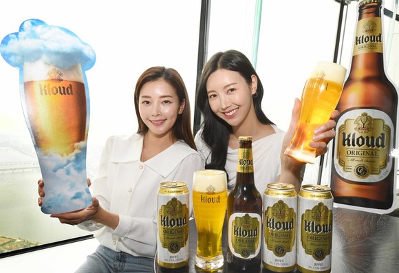 모델들이 클라우드 맥주와 함께 포즈를 취하고 있다. ⓒ 롯데칠성음료