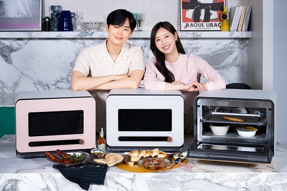 삼성전자는 비스포크 큐커 출시 기념으로 이달 28일 네이버쇼핑 라이브를 통해 진행한 '한큐쇼'의 누적 시청자 수가 48만명으로 잠정 집계됐다고 밝혔다. ⓒ 삼성전자