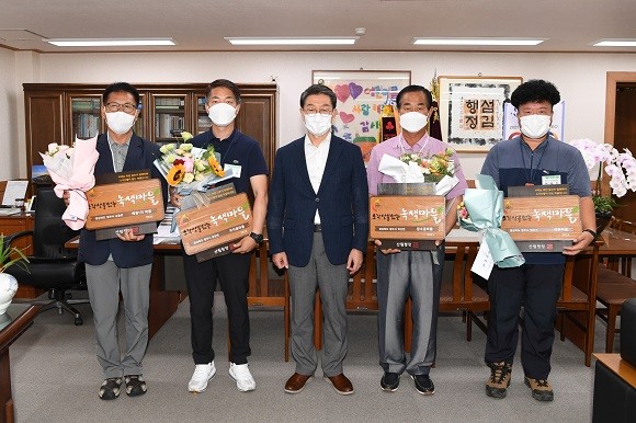 2일 장욱현 영주시장은 선정된 마을 이장들과 기념촬영을 하고 있다. ⓒ 영주시