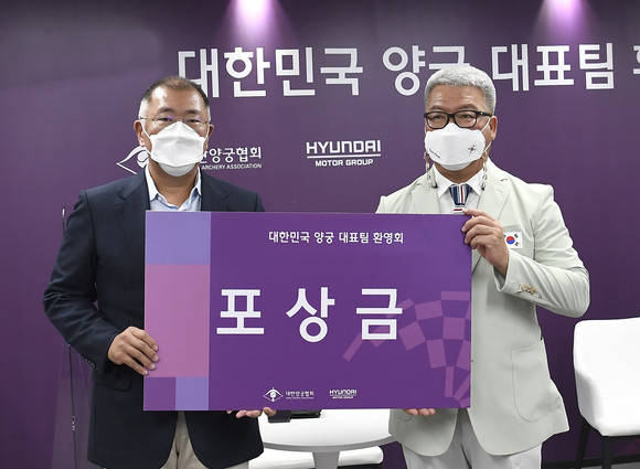 정의선 양궁협회장이 박채순 양궁 국가대표팀 총감독을 비롯해 선수단에 포상금을 전달하고 있다. ⓒ 대한양궁협회
