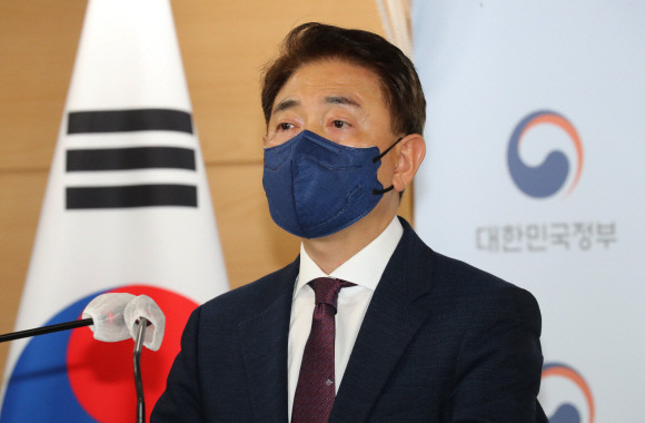 김태응 국권위 부동산거래특별조사단장이 23일 정부서울청사에서 국민의힘과 비교섭단체 5당 소속 국회의원 및 그 가족의 부동산거래 전수조사 결과를 발표하고 있다. © 연합뉴스