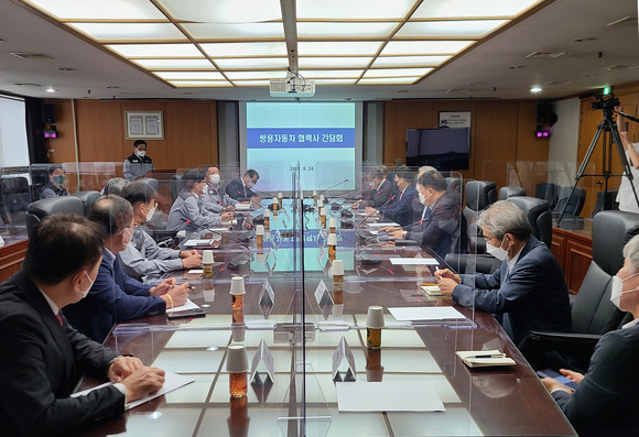 쌍용차 관계자들과 부품협력사들이 간담회에서 대화를 나누고 있는 모습. ⓒ 쌍용자동차