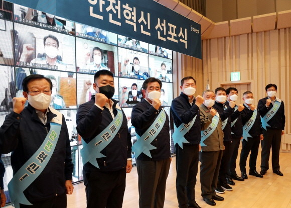대우건설 안전혁신 선포식에 참여한 임직원들이 구호를 외치고 있다. 사진 좌측 3번째 김형 대우건설 사장과 4번째 정항기 사장. © 대우건설