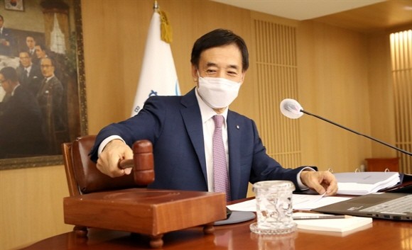 이주열 한국은행 총재가 26일 오전 서울 중구 한국은행에서 열린 금융통화위원회 본회의에서 회의를 주재하며 의사봉을 두드리고 있다. © 한국은행