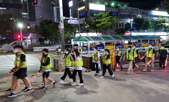 제12기 계룡시 청소년 자율방범대 지역 봉사활동 모습. ⓒ 계룡시