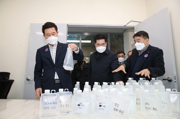 지난 2월 이강덕 포항시장 양덕 정수장 방문 모습. ⓒ 포항시