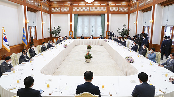 문 대통령은 "우리 정부는 허심탄회한 마음으로 마지막까지 최선을 다하겠다. 국회에서도 도와 달라"고 말했다. 이에 박병석 의장은 "비상한 시기, 엄중한 시기에 슬기롭게 지혜를 모으며 정부와 국회가 충분히 소통해 성공한 정부가 되도록 국민을 위해 노력하겠다"고 답했다. ⓒ 청와대