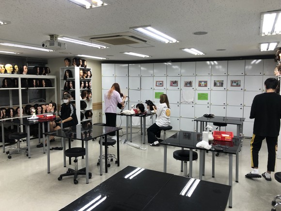 채 대표는 메이크업 디자이너의 소양으로 탄탄한 기본기를 강조했다. 사진은 종로아뜰리에뷰티아카데미 수업 현장. = 김수현 기자