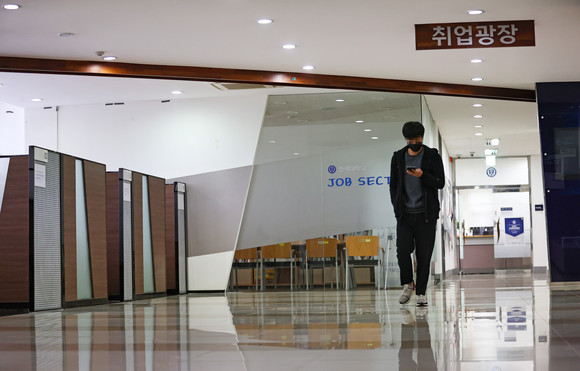 코로나19 확산 여파로 청년층 일자리가 급감한 가운데 서울 서대문구 연세대학교 학생회관 내 취업 카페 상담부스에서 한 학생이 걸어가고 있다. ⓒ 연합뉴스