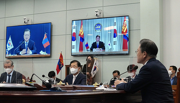 문 대통령은 한·몽 정상회담에서 "우리의 마주보는 얼굴이 닮은 것처럼 한국과 몽골은 인종적·문화적으로 닮은 부분이 많다"며 "다양한 분야의 실질 협력을 평가하는 시간이었다"고 말했다. ⓒ 청와대