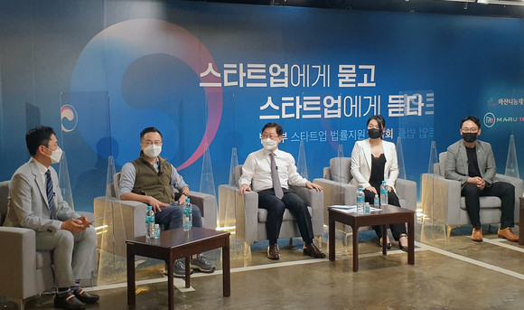법무부가 법률지원단 인력 확충을 통해 스타트업 지원을 강화한다. 사진은 지난 6월2일, 박범계 법무부 장관이 스타트업 대표들을 만나 정부차원의 법률 지원 방안을 논의한 '마루180' 간담회 관련. ⓒ 연합뉴스