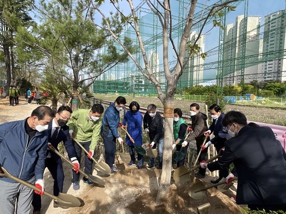 포항시는 지난 4월 제76회 식목일 기념행사와 연계해 '기후위기대응 시민참여 나무심기 행사'를 개최했다. ⓒ 포항시