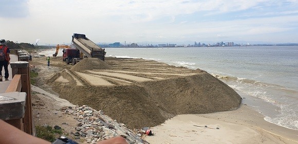 지난 9일 주민공청회가 열리는 날이지만 공사업체는 주민들의 동의도 없이 도구해수욕장에서 양빈사업을 진행하고 있다.= 권영대 기자