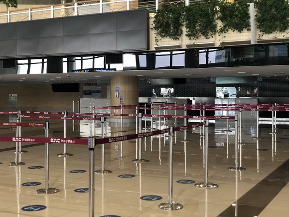 적막한 항공권 발권대. 김포공항 국제선은 지난해 3월부터 모든 국제선 운항을 중단했다. = 이수영 기자
