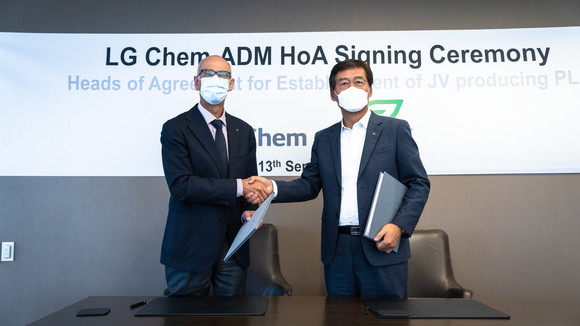 (왼쪽부터) 13일 현지시간 미국 일리노이주 시카고에 위치한 ADM 본사에서 후안 루시아노 ADM 회장, 신학철 LG화학 부회장이 PLA 합작법인 설립을 위한 주요조건합의서(HOA)를 체결한 뒤 기념촬영을 하고 있다. ⓒ LG화학