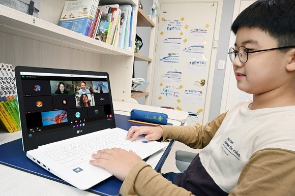 LG전자는 15일 네이버 교육 플랫폼 웨일 스페이스를 탑재한 웨일북을 출시했다. ⓒ LG전자