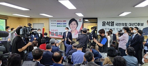 17일 국민의힘 포항 북구 당협사무실을 찾는 윤 후보가 시민과 당원들의 지지에 감사 인사를 하고 있다. = 권영대 기자