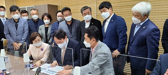 윤석열 후보가 이강덕 포항시장이 요청한 지역 현안을 살펴보고 있다. = 권영대 기자