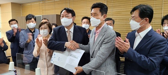 윤석열 후보가 이강덕 포항시장이 요청한 지역 현안 사항에 대해 적극 지원하겠다며 이 시장과 악수하고 있다. = 권영대 기자